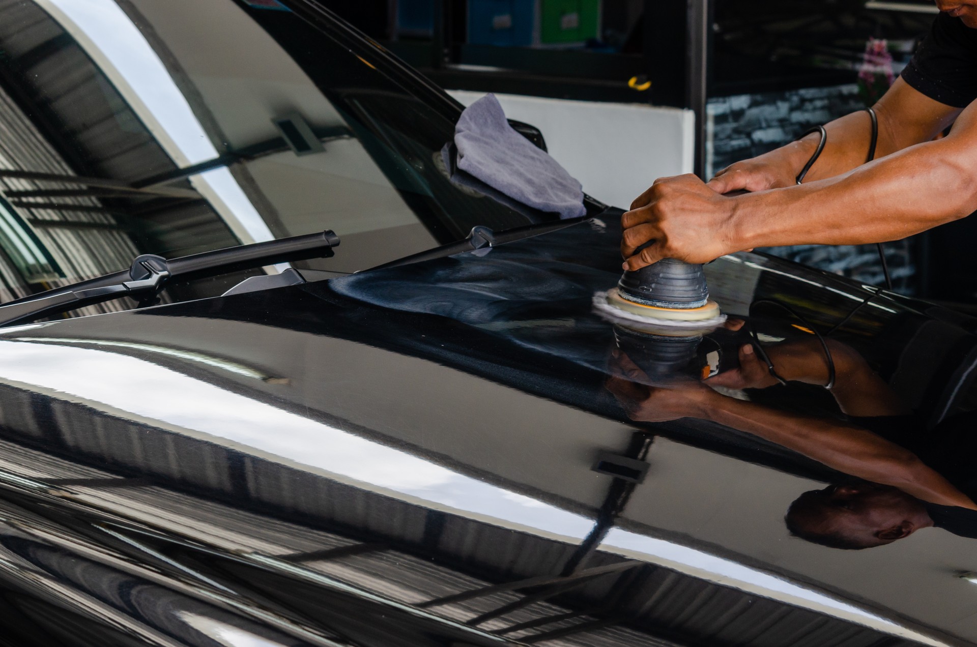 Man hands holding the work tool polish the car.Buffing and polishing car. Car detailing.